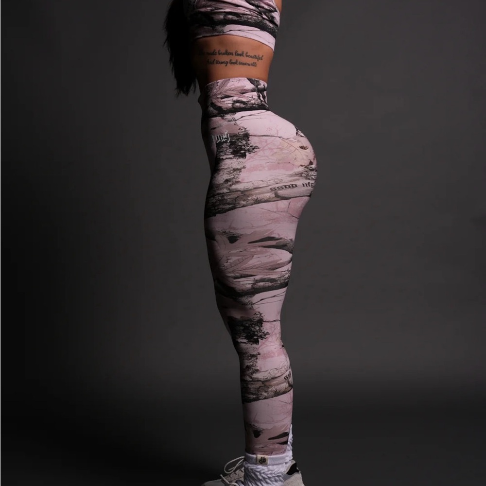 OUR PASSION EVERSON SEAMLESS SCRUNCH LEGGINGS in BEOWN/LIGHT MAUVE WOODLAND CAMO - Picture 3 of 15